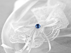 Vintage svadobný podväzok s modrým kamienkom